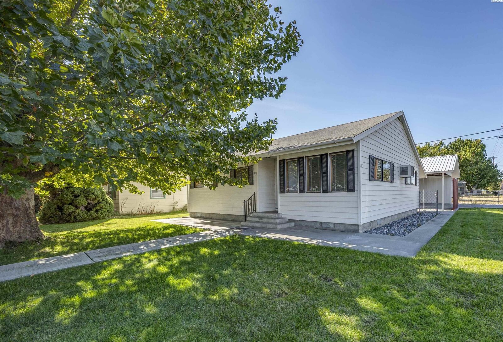 Property Photo: 713 Sanford Ave WA 99352