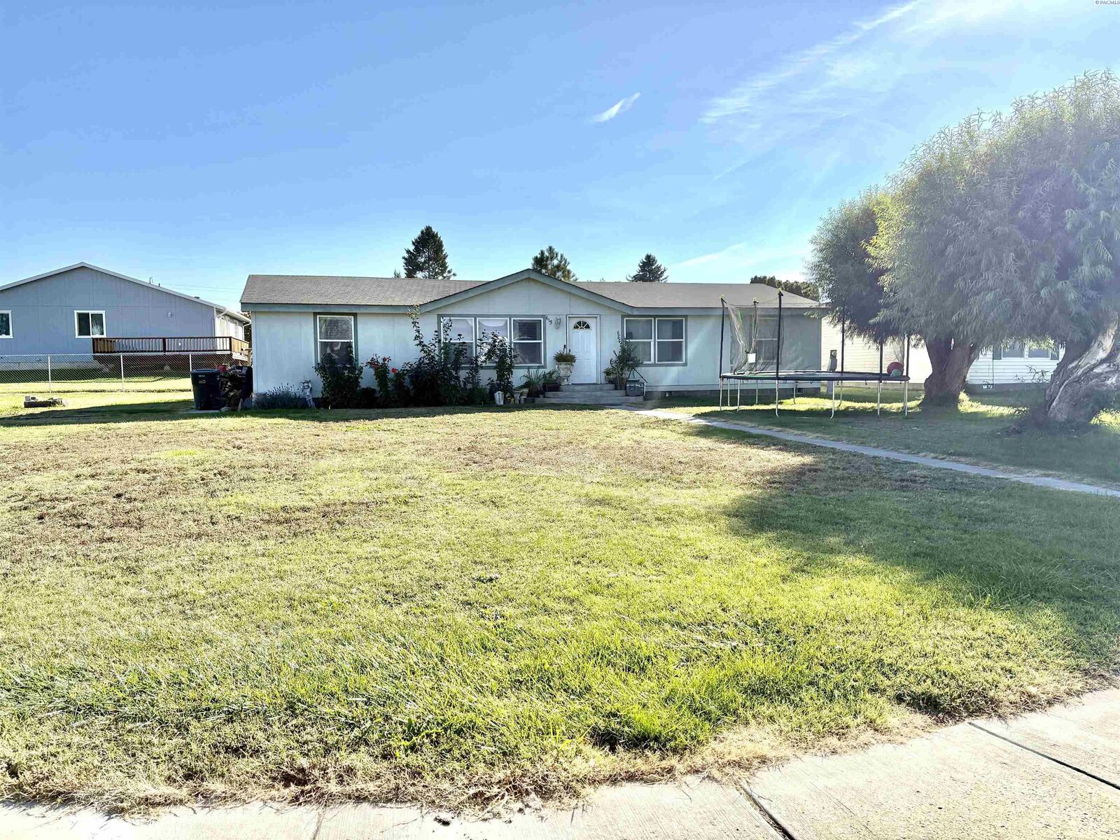 Property Photo: 615 Grant Ct WA 98930