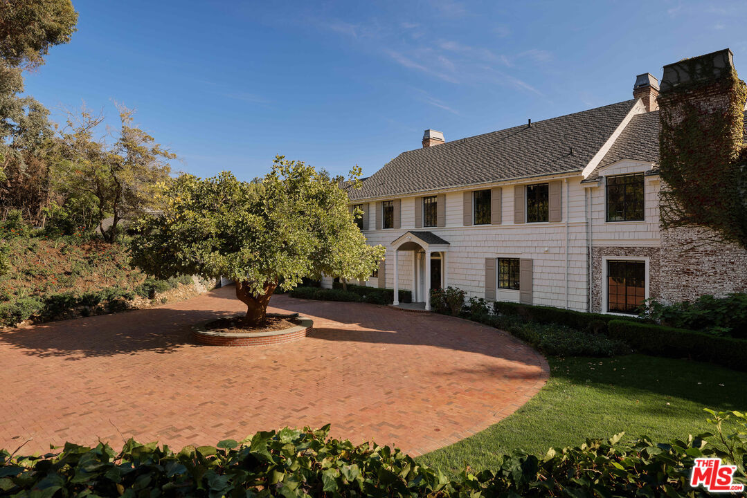 Property Photo: 1141 Maroney Ln CA 90272
