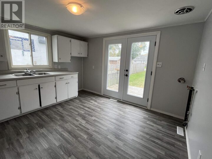 Property Photo:  925 Crowe Ave  ON P9A 2M1 