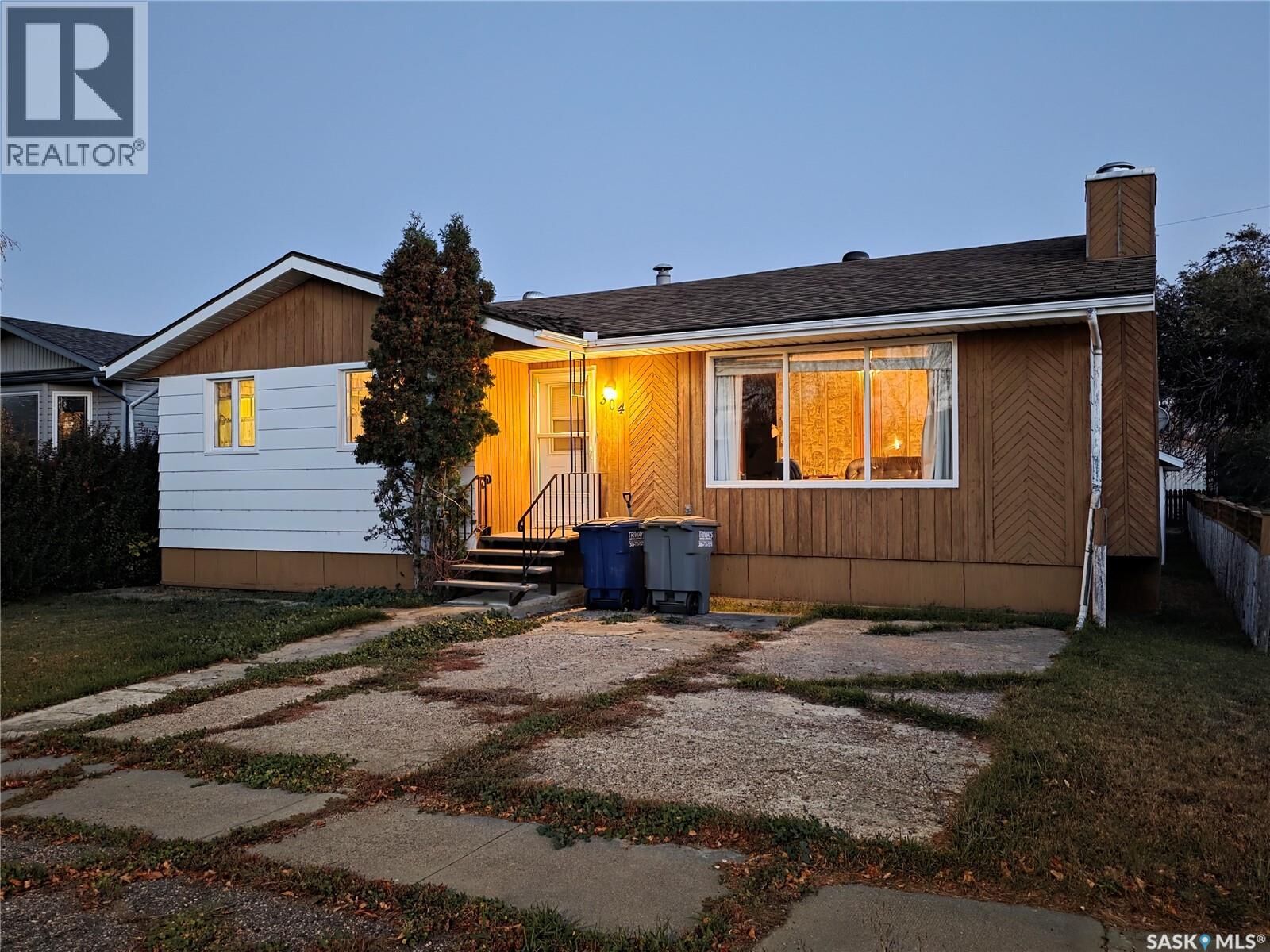 Property Photo:  304 3rd Street N  SK S0N 0J0 