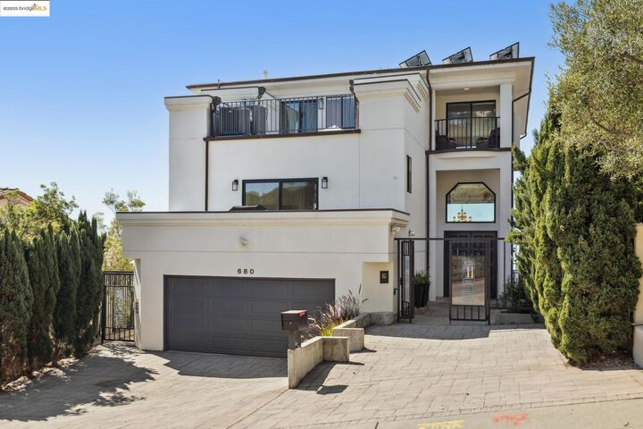 680 Hiller Dr  Oakland CA 94618 photo