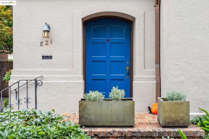 Property Photo:  821 Lee Ave  CA 94577