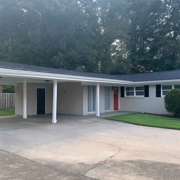 Property Photo: 2131 Columbia Drive GA 30032