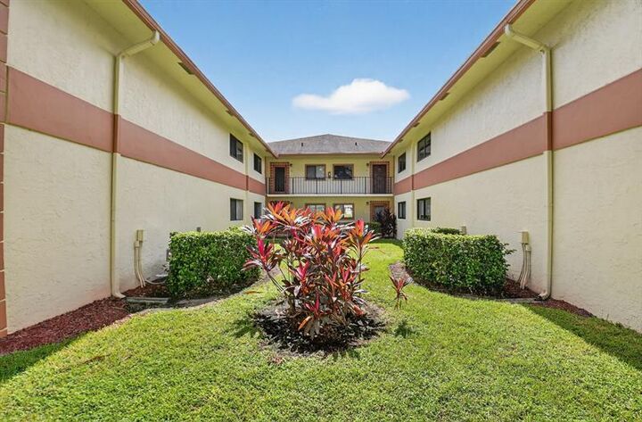 Property Photo: 15401 Pembridge Ave 13 FL 33484