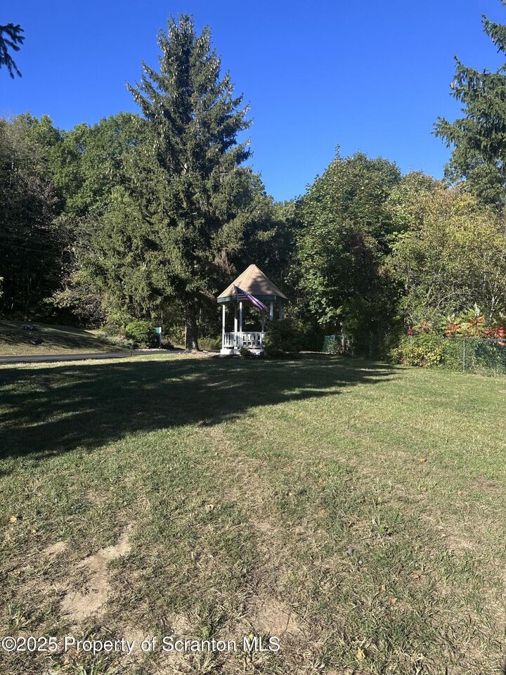 Property Photo: 1112 Summit Pointe PA 18508