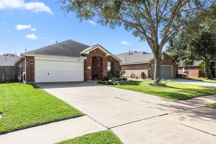 Property Photo: 831 Shenandoah Falls Lane TX 77469