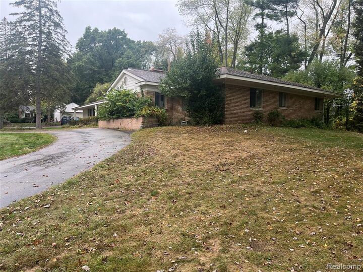 Property Photo:  240 Applewood Lane  MI 48302 1100 