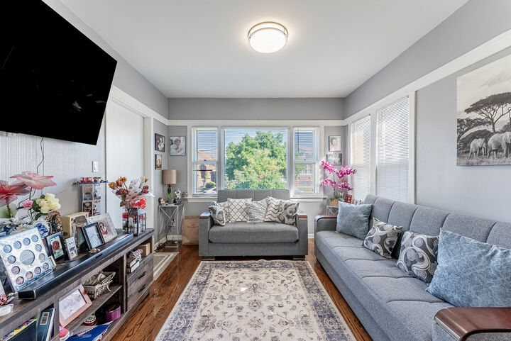 Property Photo: 5335 W Barry Avenue IL 60641