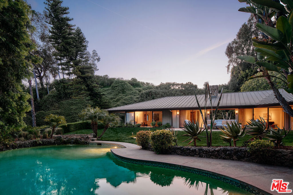 Property Photo:  1117 N Beverly Drive  CA 90210 