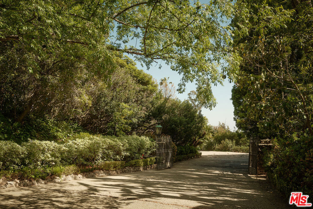 Property Photo:  1117 N Beverly Drive  CA 90210 