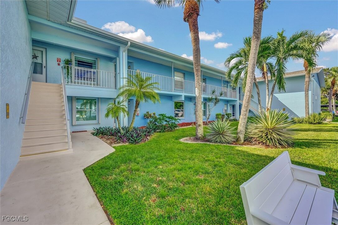 Property Photo:  1100 Pondella Road 611  FL 33909
