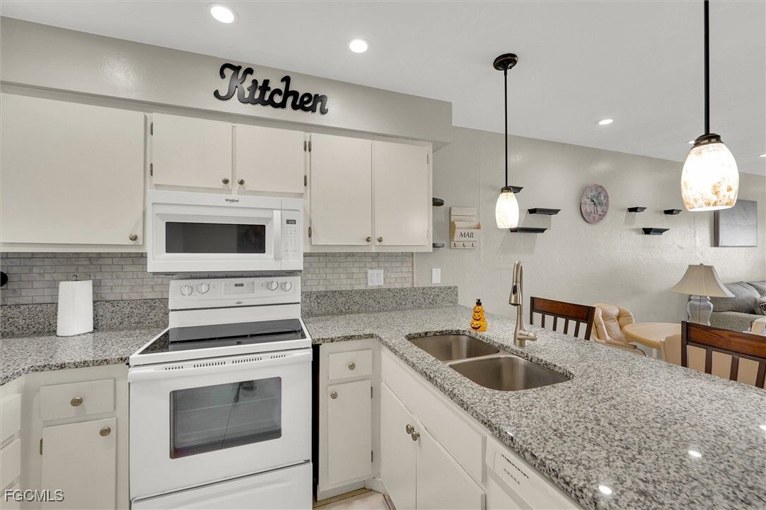 Property Photo: 1100 Pondella Road 611 FL 33909