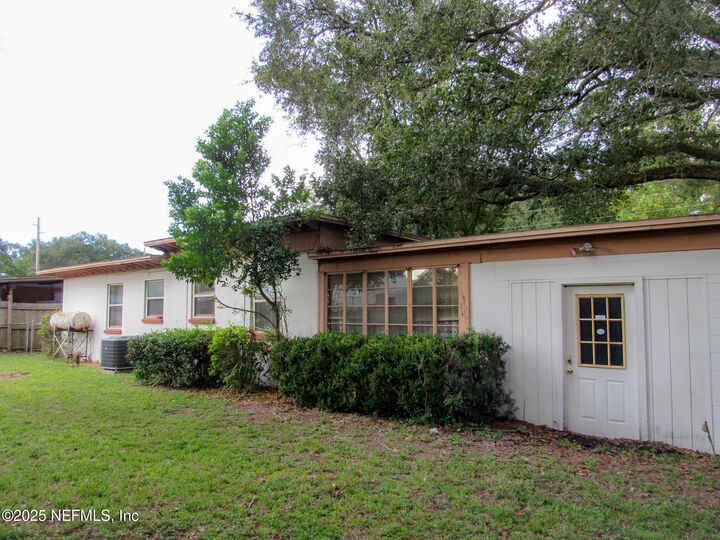 Property Photo: 1065 Underhill Drive FL 32211