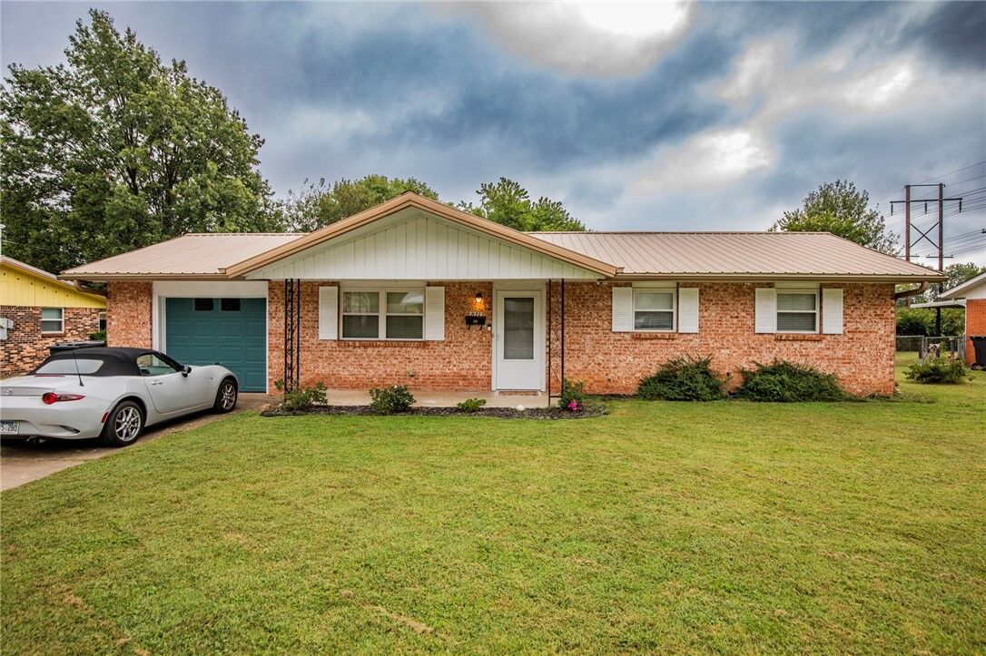 Property Photo:  811 Hinshaw Drive  AR 72762 