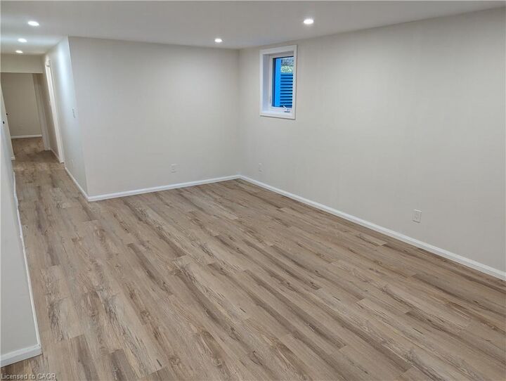 Photo de la propriété:  26 Springbank Crescent Lower  ON N2M 4P7