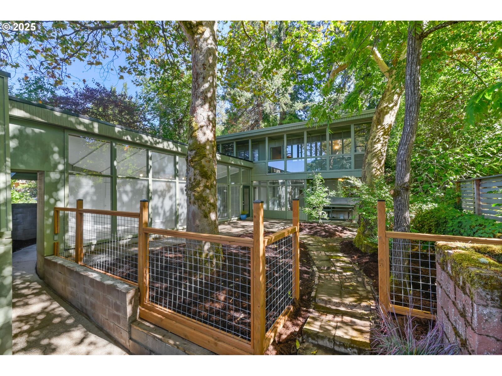 Property Photo: 2350 Columbia St OR 97403