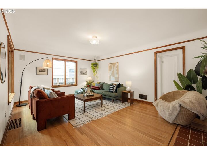 Property Photo:  2303 SE Sherman St  OR 97214 