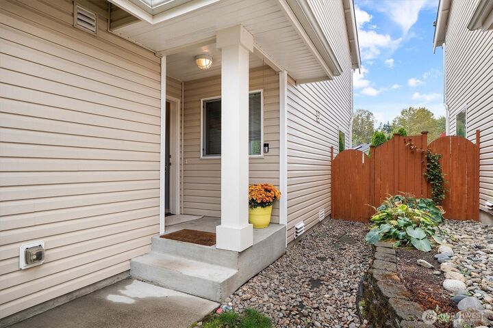 Property Photo: 1612 Hollow Dale Place 2-C WA 98204