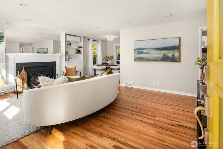 Property Photo: 4026 52nd Avenue SW WA 98116