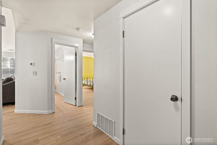 Property Photo: 1218 NE 30th St WA 98002