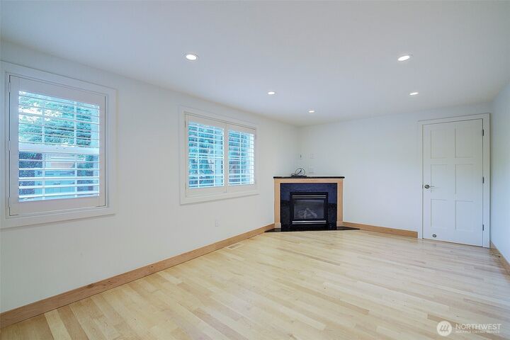 Property Photo: 4162 W Mercer Way WA 98040
