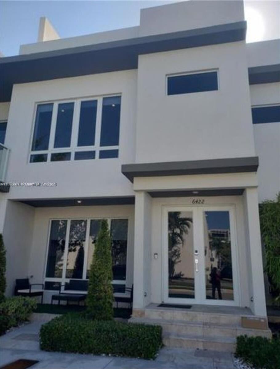 Property Photo:  6422 NW 105th Pl  FL 33178 