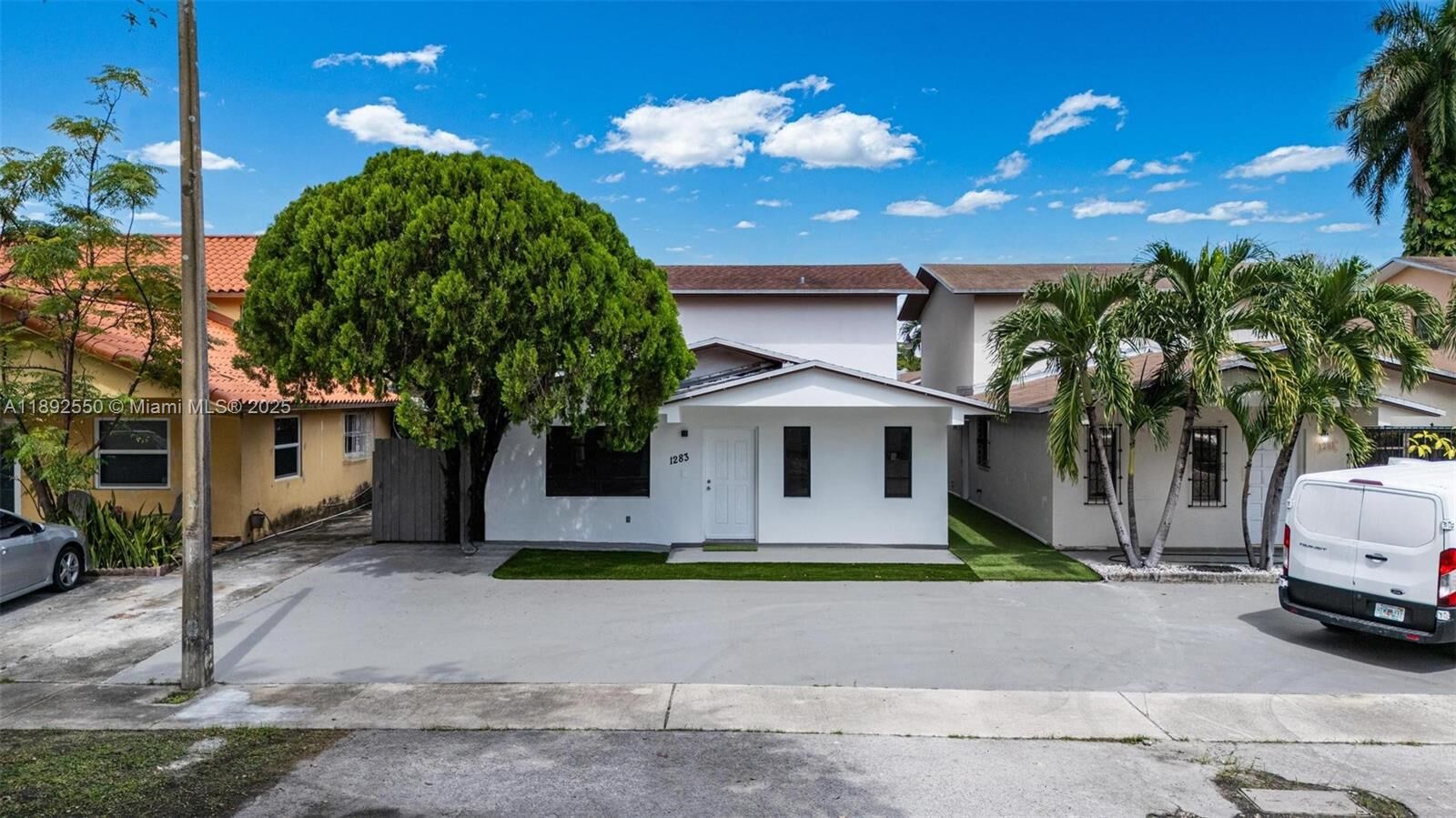 Property Photo: 1283 W 42nd St FL 33012
