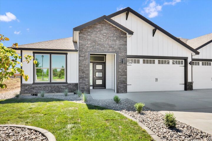 Property Photo: 1109 - Unit 29 N Country Club Dr 29 WA 99006