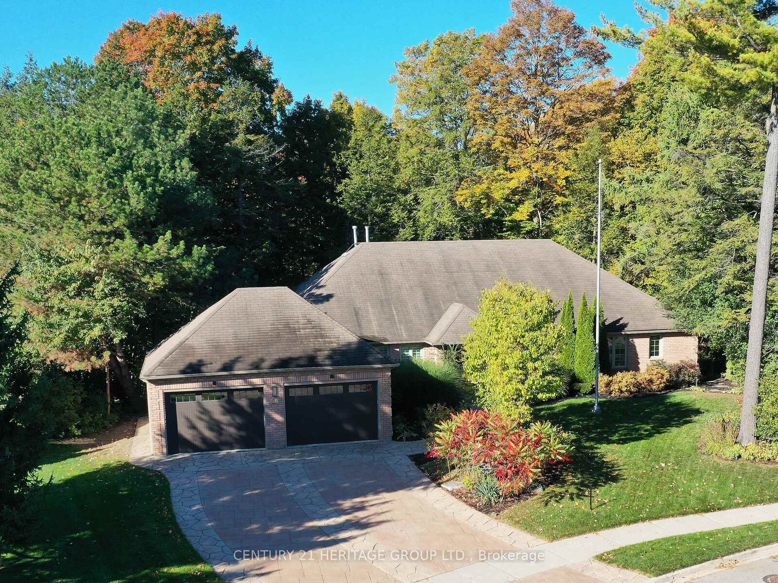 Photo de la propriété:  46 Pineneedle Drive  ON L4G 4Y6 