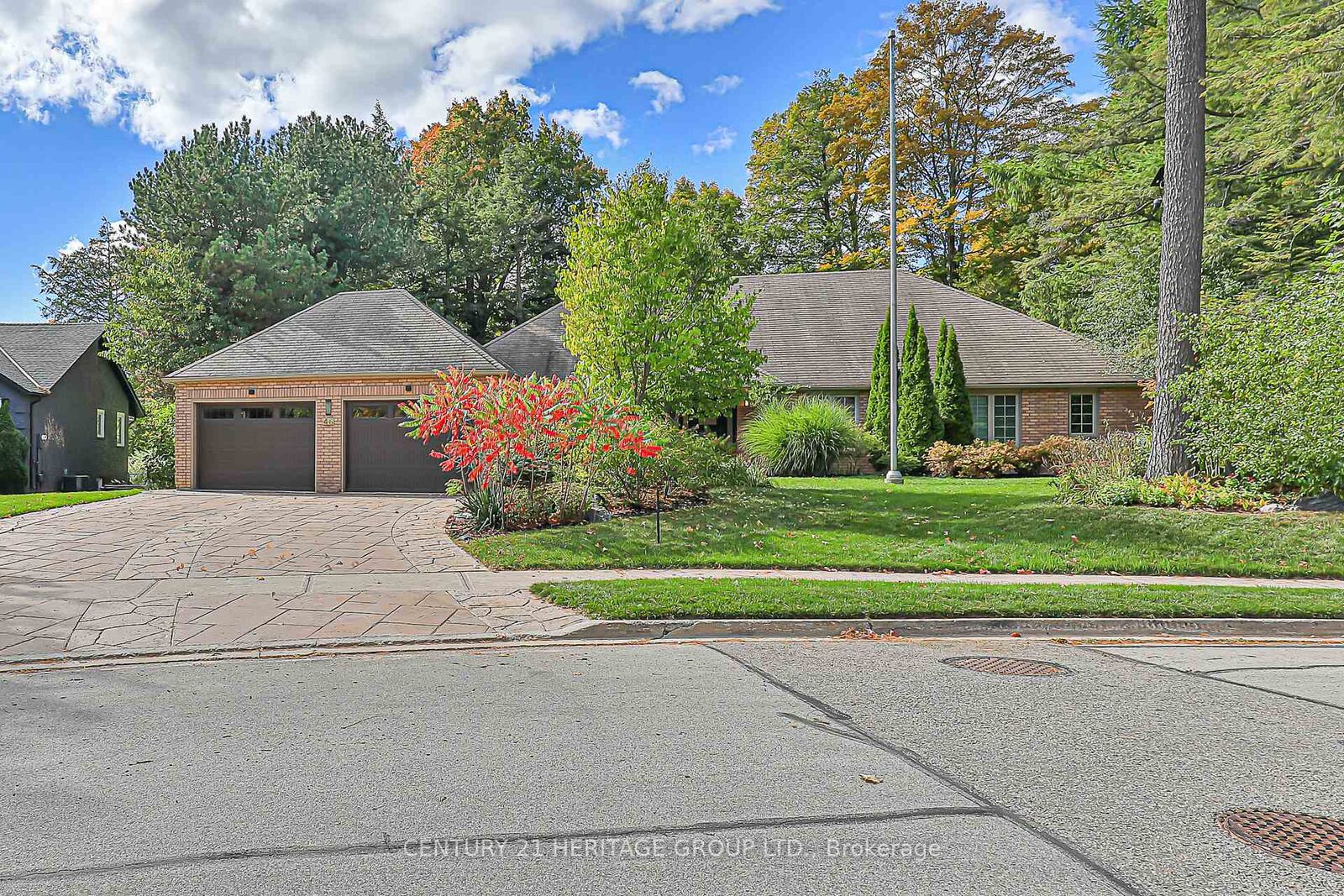 Property Photo:  46 Pineneedle Drive  ON L4G 4Y6 