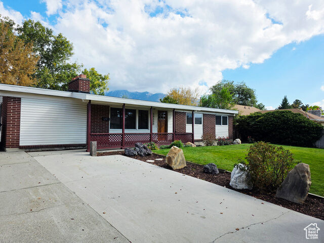 Property Photo: 10433 S Carnation Dr UT 84094