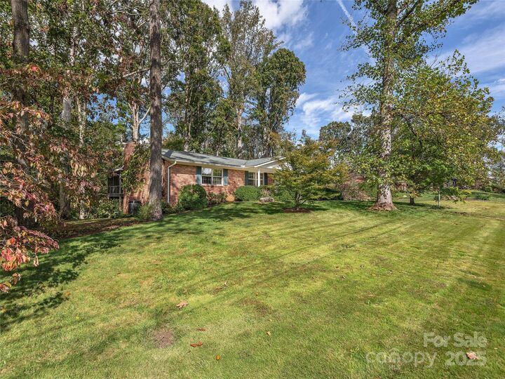Property Photo: 7 E Fox Chase Road NC 28804