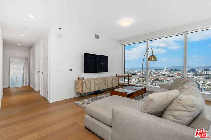 Property Photo: 877 Francisco St CA 90017