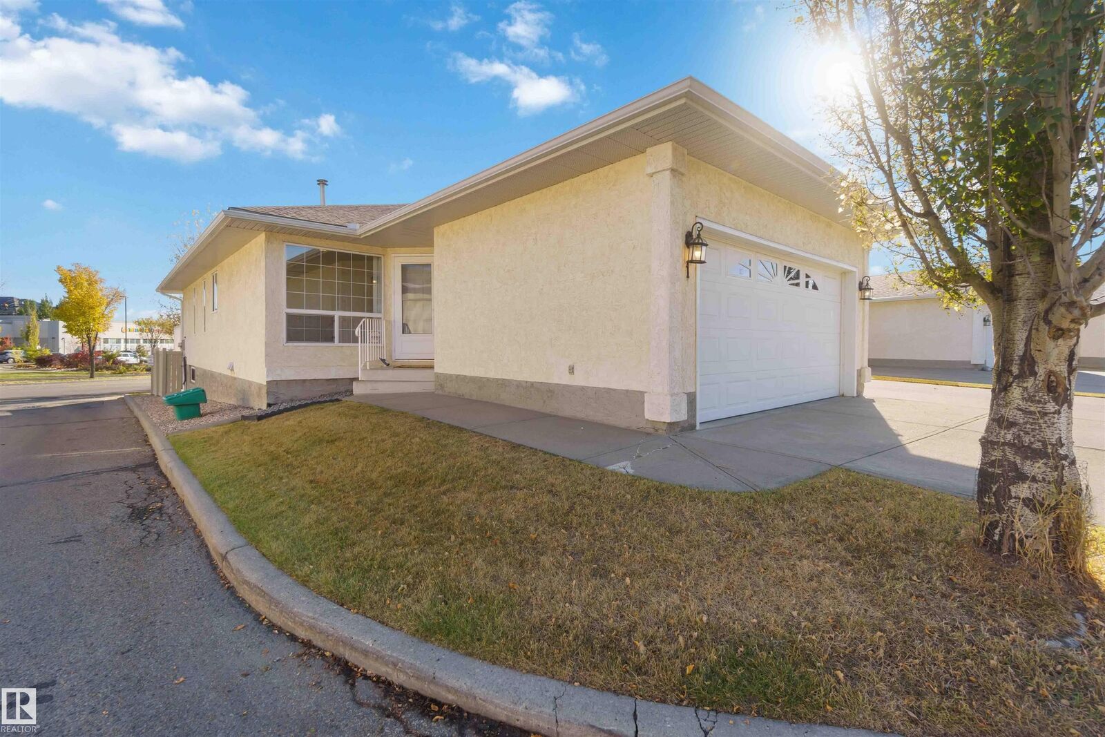 Photo de la propriété:  14428 Miller Boulevard NW 1  AB T5Y 2Y6 