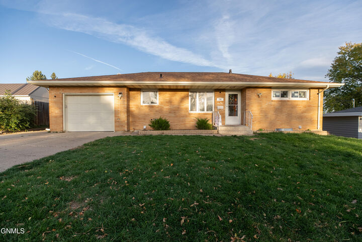 706 10th Avenue NW  Mandan ND 58554 photo