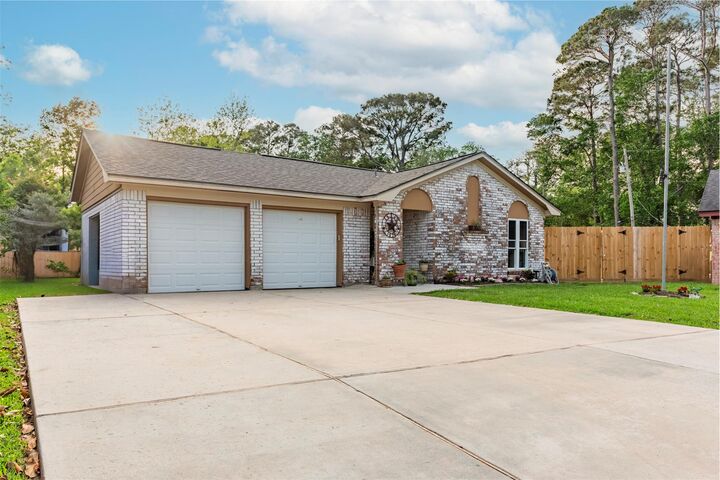 5308 Tanglebriar Drive  Dickinson TX 77539 photo