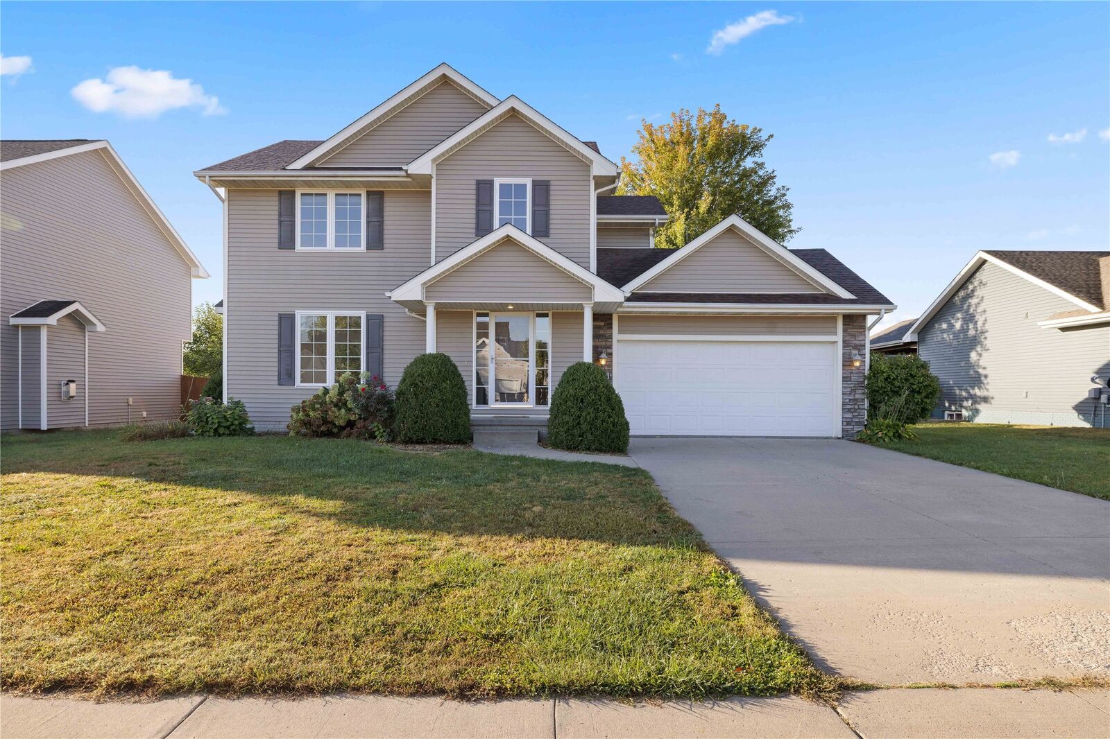 Property Photo:  512 NW 10th Circle  IA 50111 