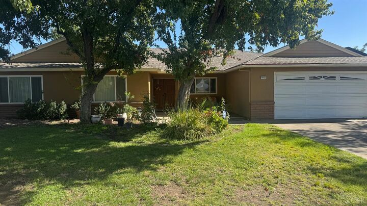 4442 N Hacienda Drive  Fresno CA 93705 photo