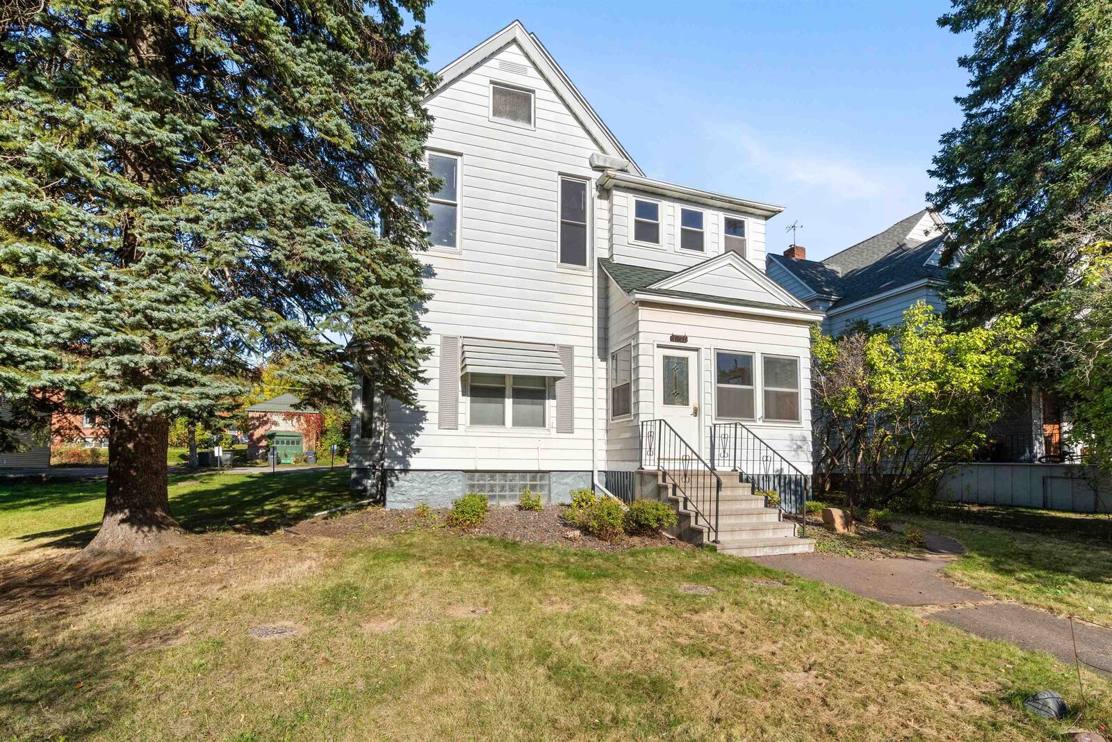 Property Photo: 1211 E 1st St MN 55805