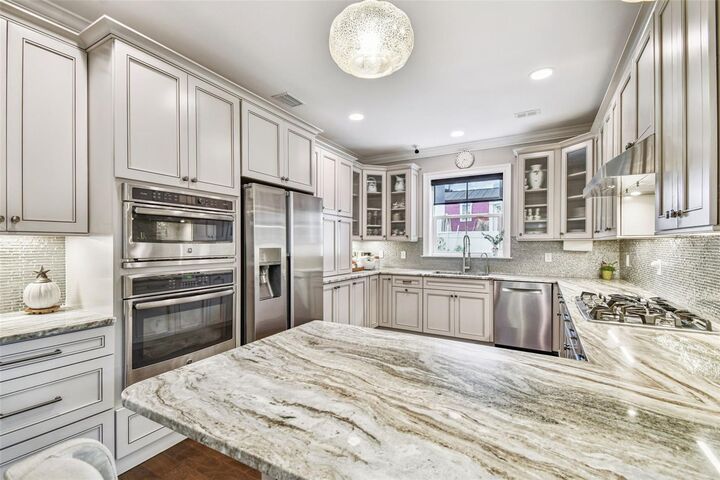 Property Photo:  1408 W Azeele Street  FL 33606