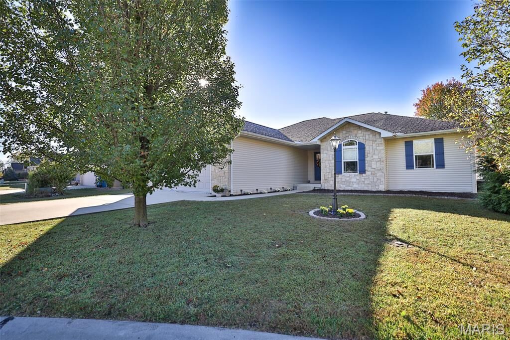 Property Photo:  404 Pheasant Court  IL 62097 