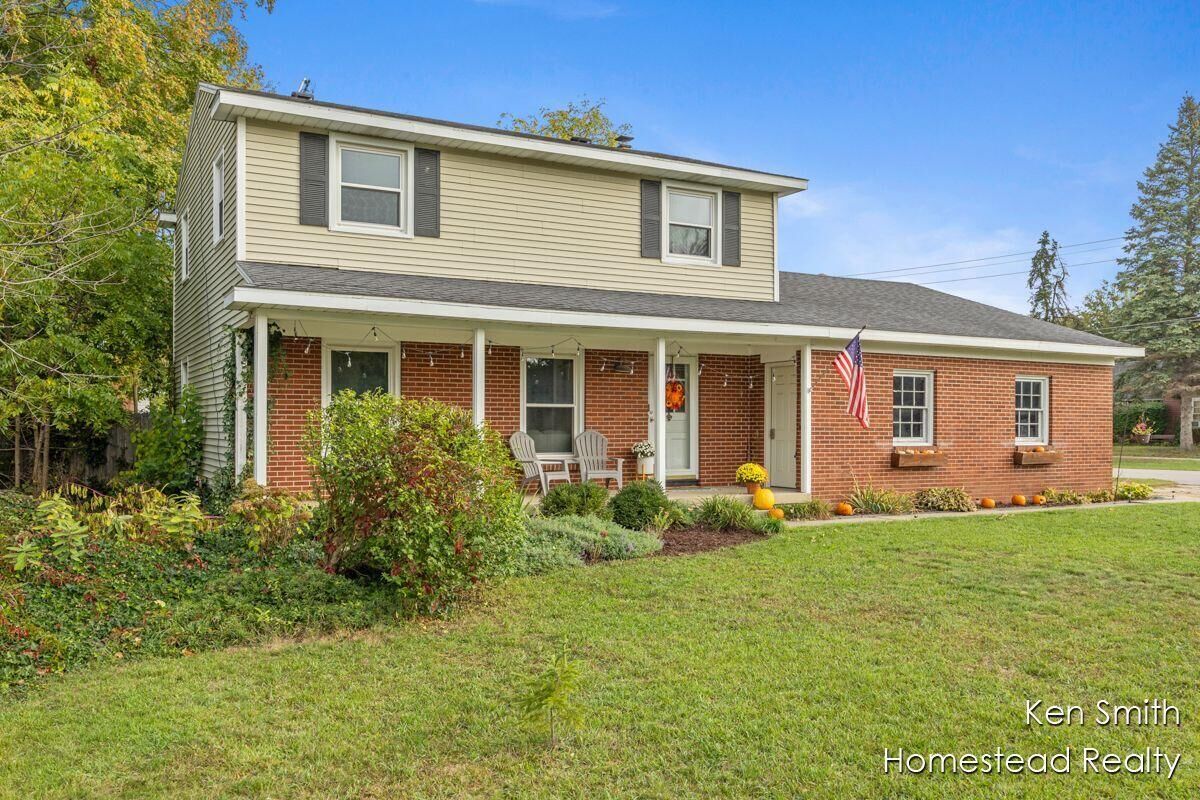 Property Photo: 2323 Rosewood Street MI 49428