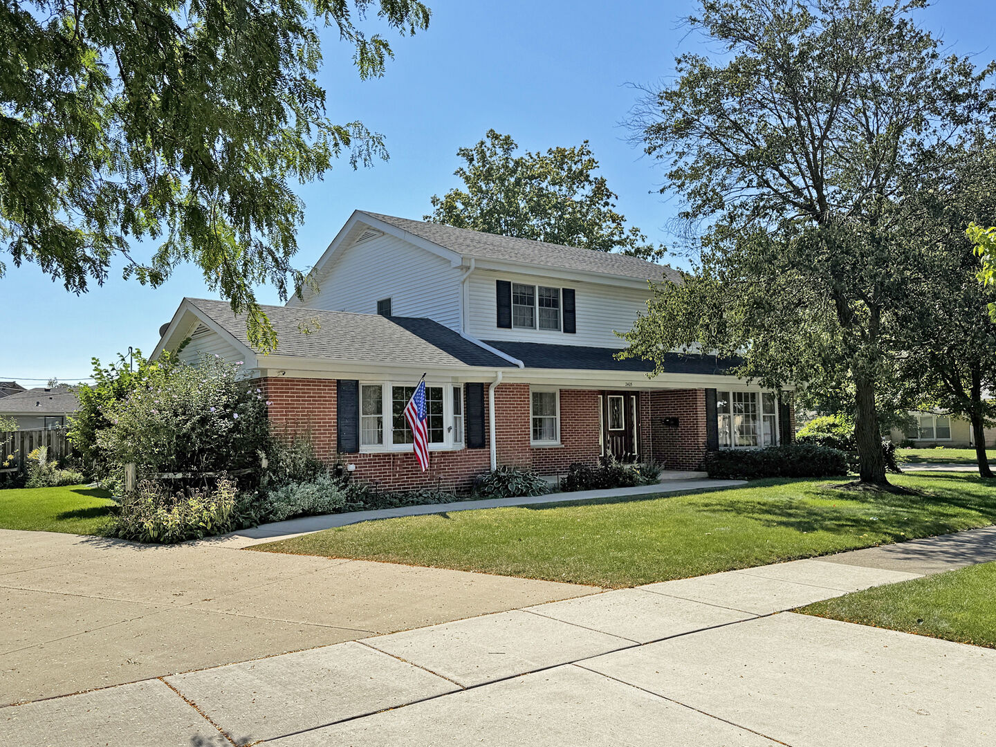 Property Photo: 2405 E Miner Street IL 60004