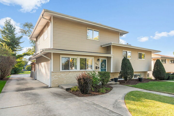 Property Photo: 216 S Edgewood Avenue IL 60148
