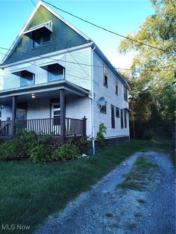 Property Photo: 2615 Hillman Street OH 44507