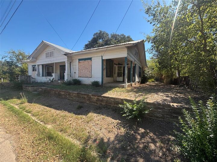 Property Photo: 606 Avenue C TX 76801