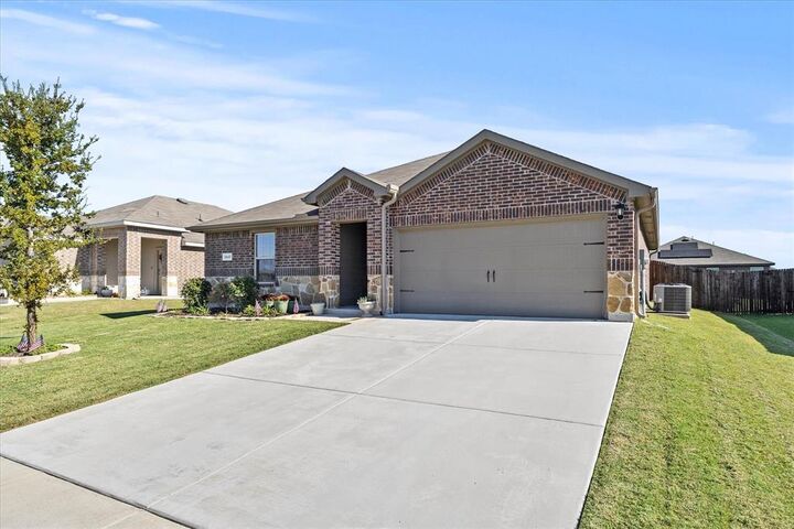 Property Photo: 1417 Ella Rose Lane TX 75189