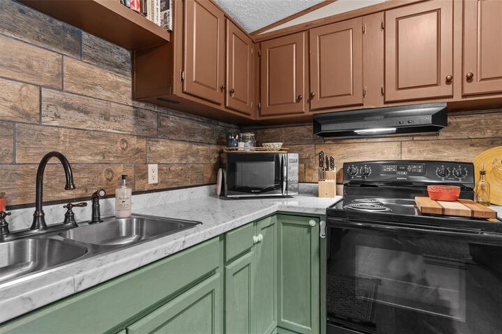 Property Photo:  2286 J And J Trail  LA 71107 