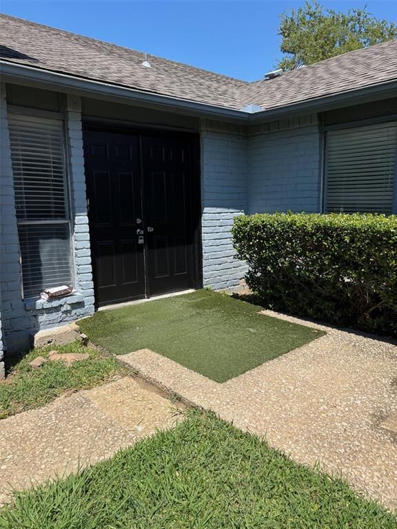 Property Photo: 2205 Heritage Circle TX 75006